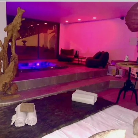 Les Lofts De - Jacuzzi Prive - 350m Bed and breakfast *
