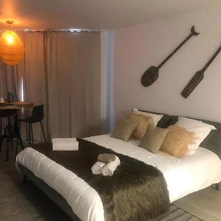 Les Lofts De - Jacuzzi Prive - 350m Bed and breakfast Bouzigues