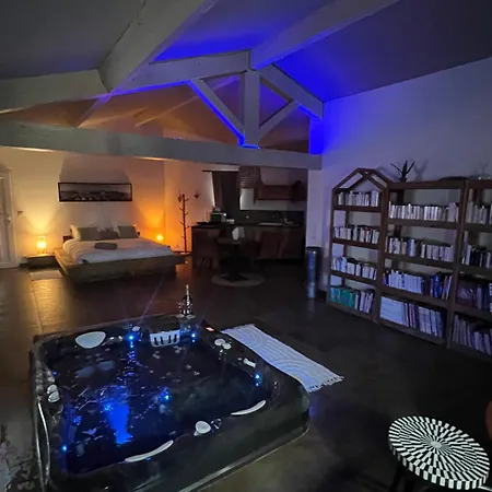 לינה וארוחת בוקר Les Lofts De - Jacuzzi Prive - 350m