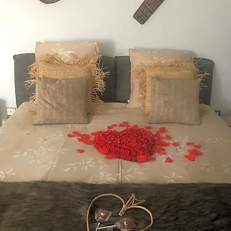 Lofts Avec Jacuzzi Privatif - Romantique - לינה וארוחת בוקר 4*