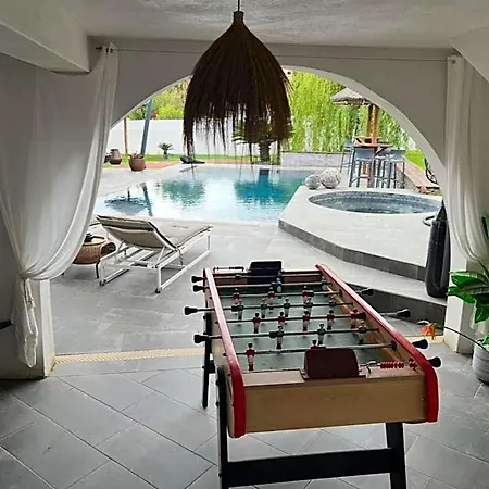 לינה וארוחת בוקר Lofts Avec Jacuzzi Privatif - Romantique - 4*